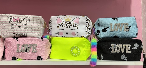 Cosmetiquera de plástico y tela sencilla